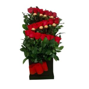 RAMO DE FLORES ZIG ZAG EN CAJA CON ROSA ROJA  Y BOMBONES DE CHOCOLATES