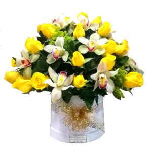 RAMO DE FLORES RD EN CAJA  CON 24 ROSAS AMARILLAS Y ORQUIDEA