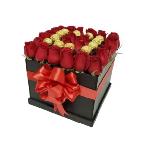 RAMO DE FLORES EN CAJA  CON 24 ROSAS ROJAS Y CHOCOLATES