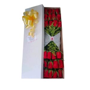 RAMO DE FLORES EN CAJA  CON 24 ROSAS